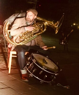 Das Bild zeigt einen Tuba-Spieler.
