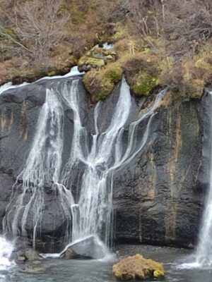 Das Bild zeigt einen Wasserfall.
